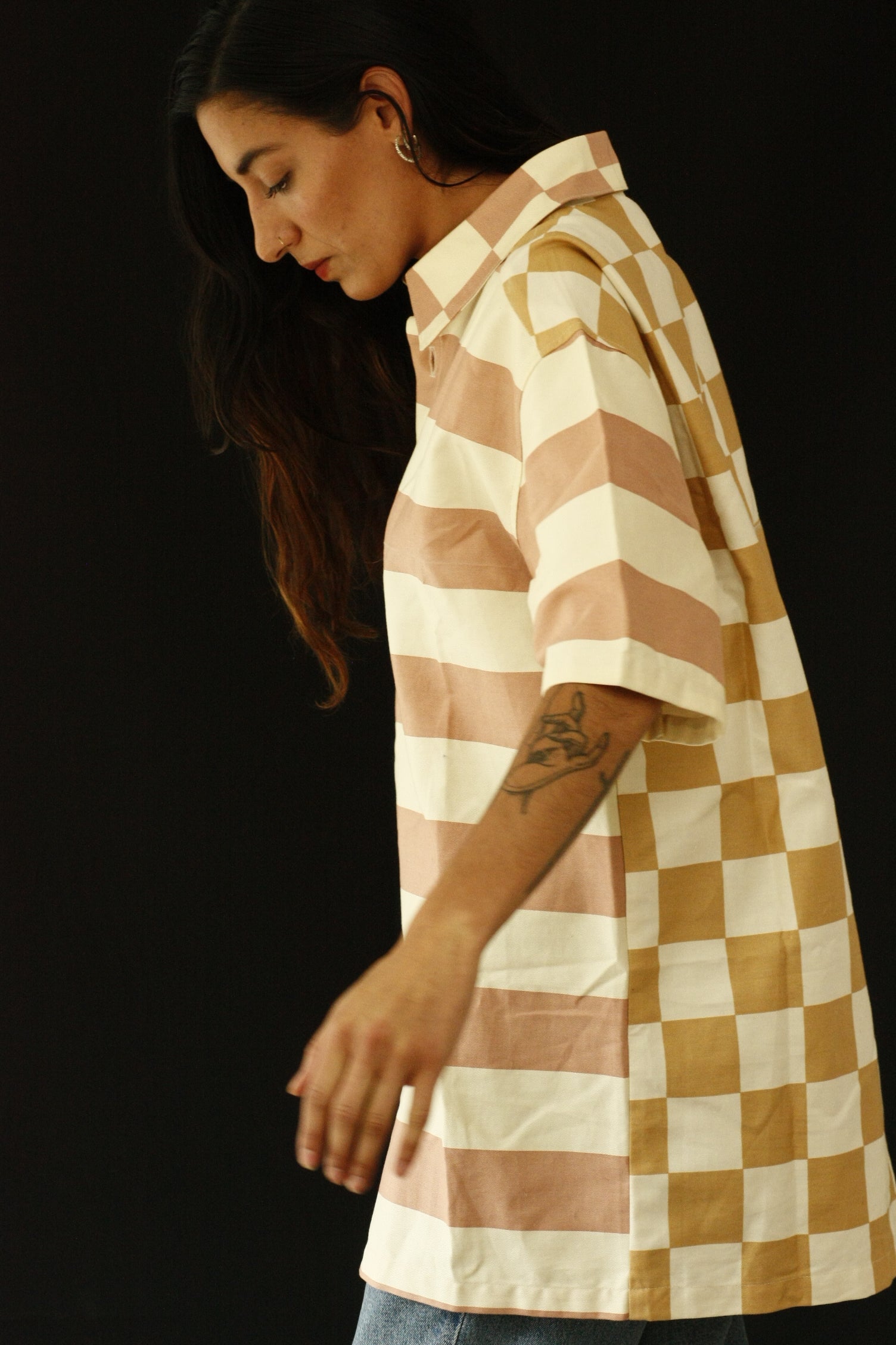 The fabric of this garment was found in Shibuya, Tokyo. The design was inspired by the street style, art and architecture of Japan. Deadstock fabrics put together to create this unique unisex shirt. Wear it with pants or as a dress. INGREDIENTS 100% cotton Wood buttons Ethically made in Ecuador. Sustainable fashion, handmade, natural fibers, vintage textiles and upcycled materials.