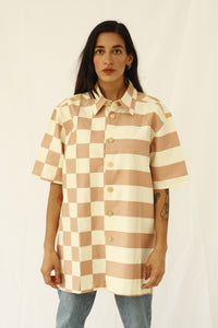 The fabric of this garment was found in Shibuya, Tokyo. The design was inspired by the street style, art and architecture of Japan. Deadstock fabrics put together to create this unique unisex shirt. Wear it with pants or as a dress. INGREDIENTS 100% cotton Wood buttons Ethically made in Ecuador. Sustainable fashion, handmade, natural fibers, vintage textiles and upcycled materials.