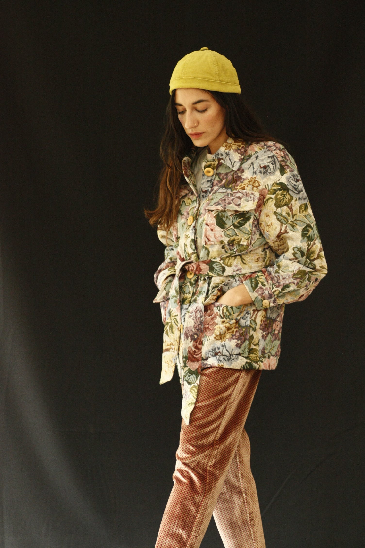The fabric of this garment was found in Kyoto, Japan. Floral print with a utilitarian style to create a unique look. Includes a belt to fit all sizes INGREDIENTS 100% cotton,  Wood buttons. Ethically made in Ecuador sustainable fashion, handmade  natural fibers, vintage textiles and upcycled materials. Linen, wool, hemp and cotton are the fabrics we use the most.  Slow design, small batched. Latin american design, moda sostenible, moda lenta.