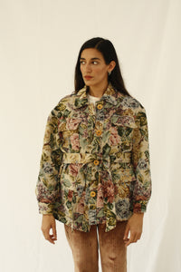 The fabric of this garment was found in Kyoto, Japan. Floral print with a utilitarian style to create a unique look. Includes a belt to fit all sizes INGREDIENTS 100% cotton,  Wood buttons. Ethically made in Ecuador sustainable fashion, handmade  natural fibers, vintage textiles and upcycled materials. Linen, wool, hemp and cotton are the fabrics we use the most.  Slow design, small batched. Latin american design, moda sostenible, moda lenta.