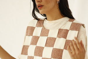 'Besuto' is vest in Japanese. I saw this kind of garment everywhere in Japan, a vest with lateral openings. Is a very practical piece to keep you warm without the extra layers on the sleeves. Perfect to wear on top of a sweater for colder days or with a t-shirt in warmer days. Stripes of wool were intertwined to create this checked pattern. Made with leftover fabric from our previous collections to create a zero waste garment. INGREDIENTS 100% wool Ethically made in Ecuador. Sustainable fashion. 