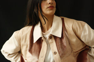 The design of this garment was inspired by the street style, art and architecture of Japan. Jacket made with leftover fabric from our previous collections to create a zero waste garment. INGREDIENTS 100% vintage cotton 100% vintage velvet Naturally dyed with avocado pits Ethically made in Ecuador. Sustainable fashion, handmade, natural fibers, vintage textiles and upcycled materials.