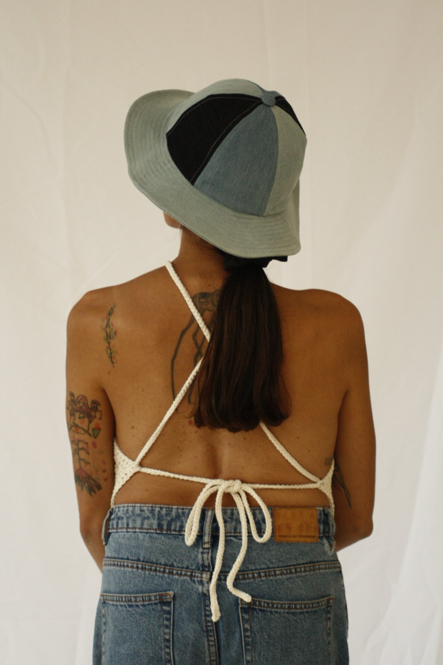 The fabric of this hat was found in Kyoto, Japan. The design was inspired by the street style of Kyoto and Tokyo. INGREDIENTS 100% denim cotton Unisex Ethically made in Ecuador. Deadstock denim to create a patchwork hat.  Ethically made in Ecuador sustainable fashion, handmade  natural fibers, vintage textiles and upcycled materials. Linen, wool, hemp and cotton are the fabrics we use the most.  Slow design, small batched. Latin american design, moda sostenible, moda lenta. 