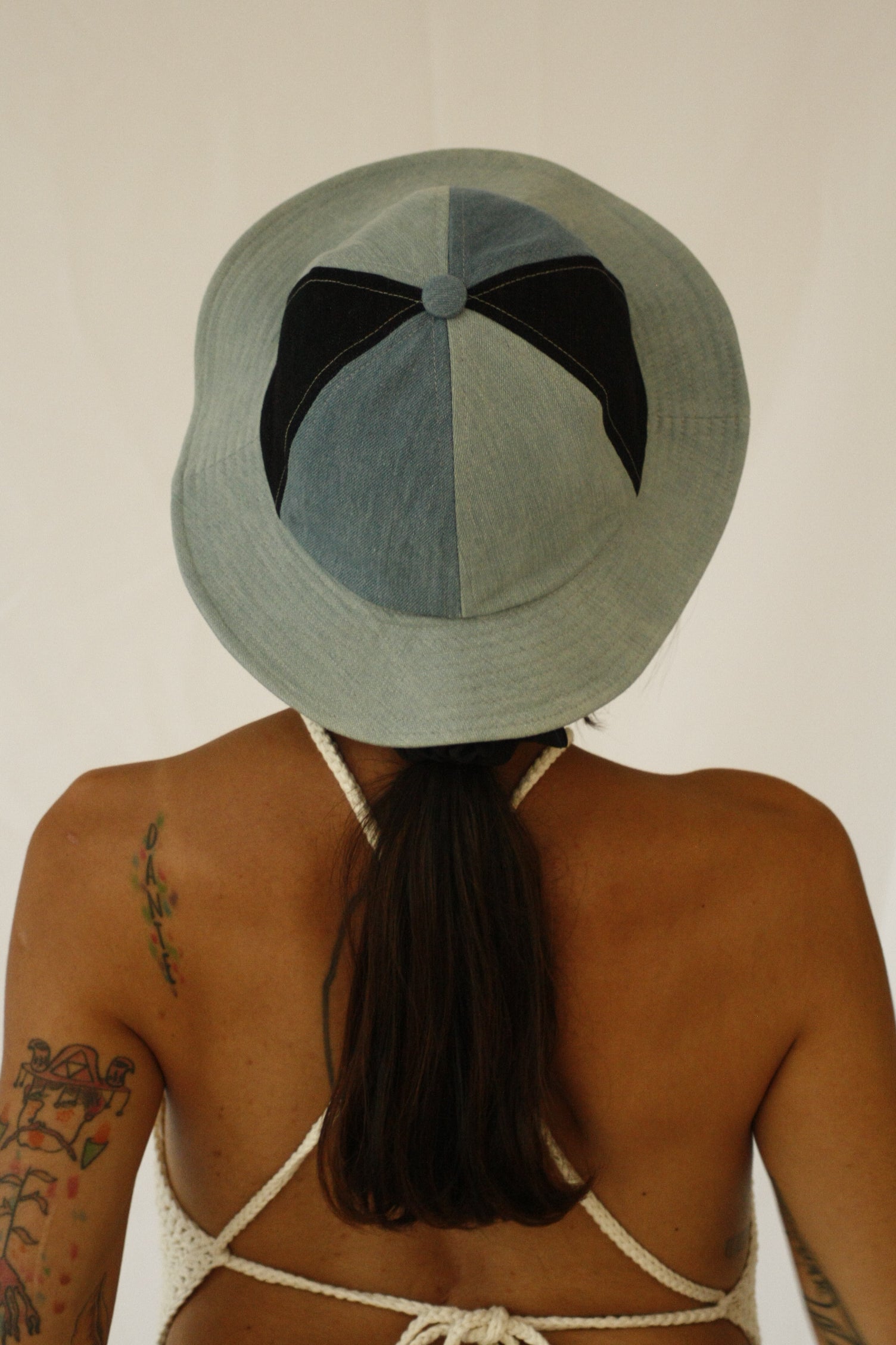 The fabric of this hat was found in Kyoto, Japan. The design was inspired by the street style of Kyoto and Tokyo. INGREDIENTS 100% denim cotton Unisex Ethically made in Ecuador. Deadstock denim to create a patchwork hat.  Ethically made in Ecuador sustainable fashion, handmade  natural fibers, vintage textiles and upcycled materials. Linen, wool, hemp and cotton are the fabrics we use the most.  Slow design, small batched. Latin american design, moda sostenible, moda lenta. 